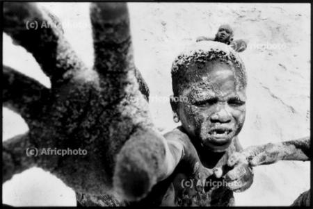 Une main tendue vers l'espoir de sortir de son antonyme